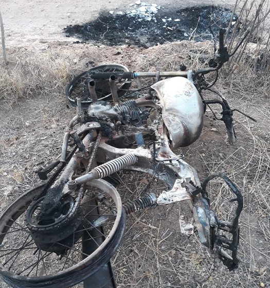 Moto pegou fogo e ficou destruída após queda | Foto: Notícias de Santaluz