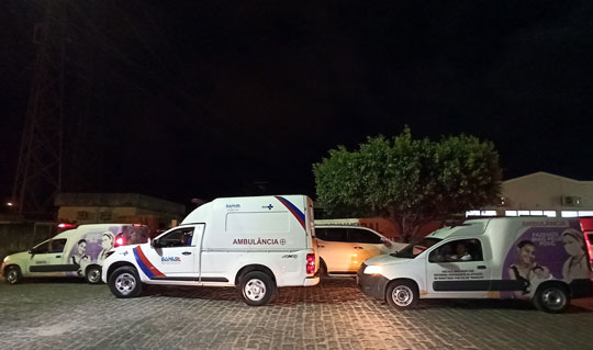 Comboio com quatro ambulâncias deixou o município por volta das 23h30, com destino a hospitais de Feira de Santana ou Salvador | Foto: Notícias de Santaluz