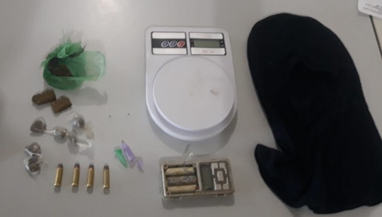 Drogas e munições foram encontradas na casa de suposto comprador da moto roubada | Foto: Divulgação/PM