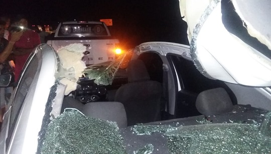 Com a força da batida contra o animal, o carro de passeio teve o teto arrancado | Foto: Leitor do Notícias de Santaluz 