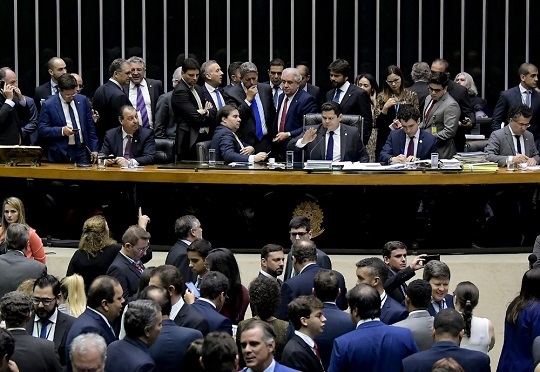 Deputados e senadores reunidos no plenário da Câmara durante a sessão conjunta do Congresso em 10 de dezembro | Foto: Waldemir Barreto/Agência Senado
