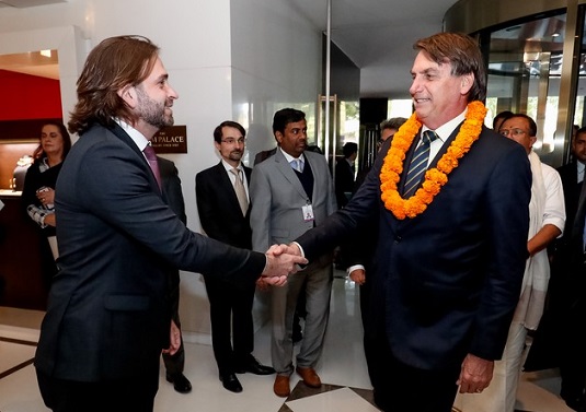 O presidente Jair Bolsonar cumprimenta o ministro-chefe da Casa Civil em exercício, Vicente Santini, ao chegar na Índia | Foto: Alan Santos/PR