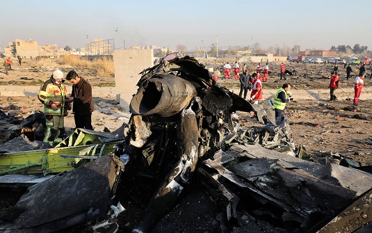 Autoridades trabalham em meio a destroços de avião que caiu em Shahedshahr, a sudoeste da capital Teerã, Irã, nesta quarta-feira (8) | Foto: AP Photo/Ebrahim Noroozi