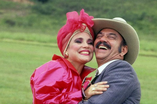 Sinhozinho Malta e Viúva Porcina, na versão da novela Roque Santeiro, de 1985, um dos maiores sucessos da Rede Globo | Foto: Reprodução/Rede Globo