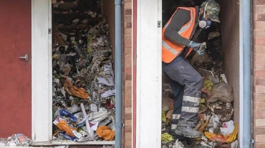 Lixo acumulado em casa na Inglaterra: debaixo dele havia um corpo Foto: SnapperSK; https://twitter.com/snappersk