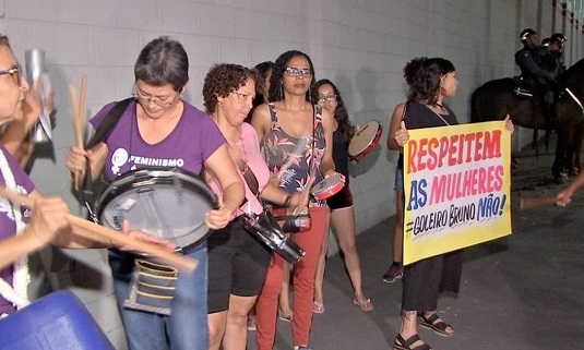 Gupo de mulheres protestou com cartazes em frente ao Estádio Dito Souza, em Várzea Grande | Foto: TVCA/Reprodução