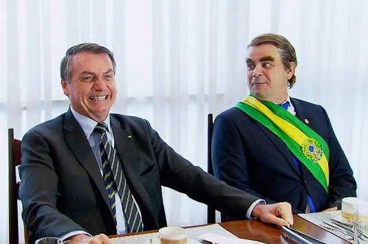 Bolsonaro é entrevistado pelo humorista Carioca durante quadro do Domingo Espetacular, na Record | Foto: Reprodução