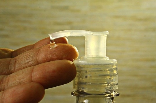Lavar as mãos regularmente e usar álcool gel são as principais precauções para proteger o coronavírus no dia a dia | Foto: Reprodução / Pixabay