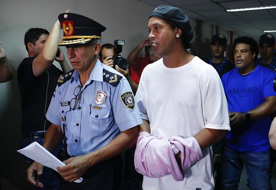 Ronaldinho Gaúcho chega algemado para depor em Assunção, no Paraguai, em 7 de março de 2020 | Foto: Jorge Saenz/AP