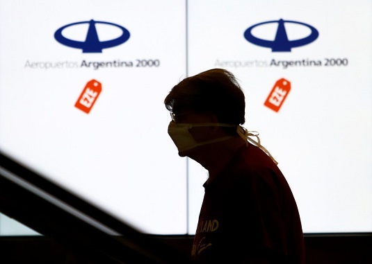 Mulher usa máscara no aeroporto de Buenos Aires para se proteger do coronavírus | Foto: Reuters