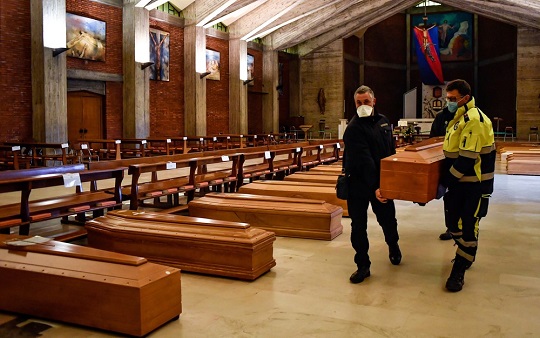 Na Itália, caixões são levados ao interior de uma igreja | Foto: Claudio Furlan/LaPresse via AP