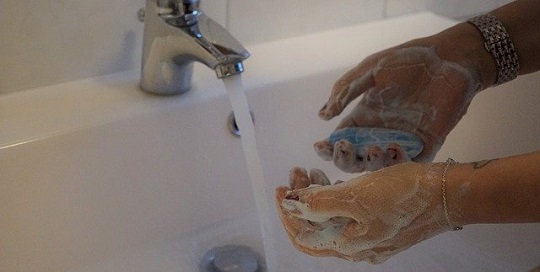 Lavar as mãos regularmente e usar álcool gel são as principais recomendações para se proteger do coronavírus no dia a dia | Foto: Reprodução/Pixabay