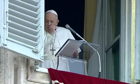 O Papa Francisto tossiu durante o Ângelus, no dia 1º de março, causando preocupação entre católicos Foto: VATICAN / via REUTERS
