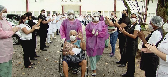 Profissionais da saúde aplaudem idoso durante saída | Foto: Reprodução/ TV Tribuna