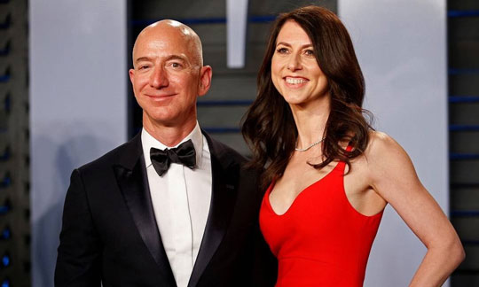 Bezos com sua ex-mulher, MacKenzie: ela também ficou mais rica. Foto: Danny Moloshok / Reuters