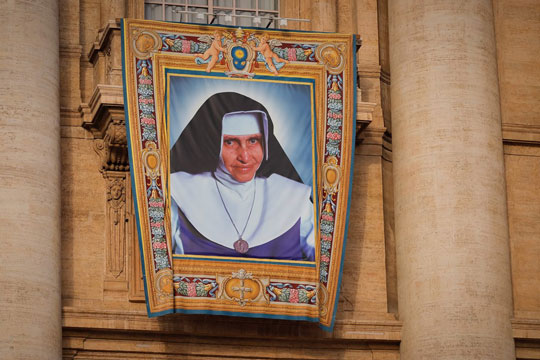 Tapeçaria com imagem da Irmã Dulce, a Santa Dulce dos Pobres, na Praça de São Pedro, no Vaticano | Foto: Bruno Batista/VPR