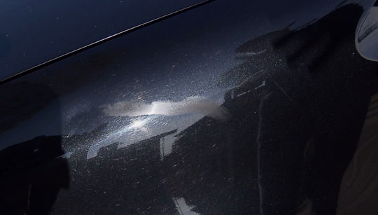 Dono do carro disse que nem notou o risco na lataria, em Curitiba | Foto: Reprodução/RPC