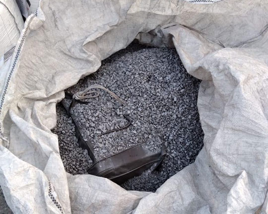 Droga estava distribuída em bolsas de viagem escondidas numa carga de minério de ferro | Foto: Divulgação/PF