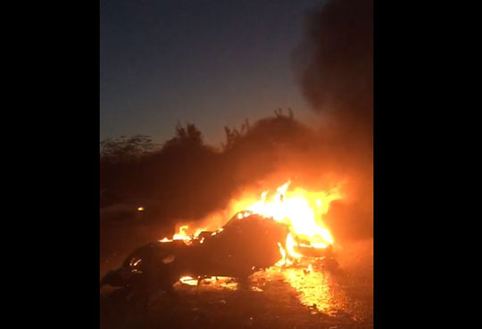Moto pegou fogo após bater em carro durante carreata política em Conceição do Coité | Foto: Reprodução/Redes Sociais