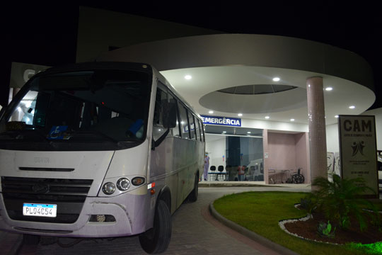 Micro-ônibus citado em denúncia como sendo do transporte escolar realiza deslocamento de pacientes para Salvador | Foto: Divulgação
