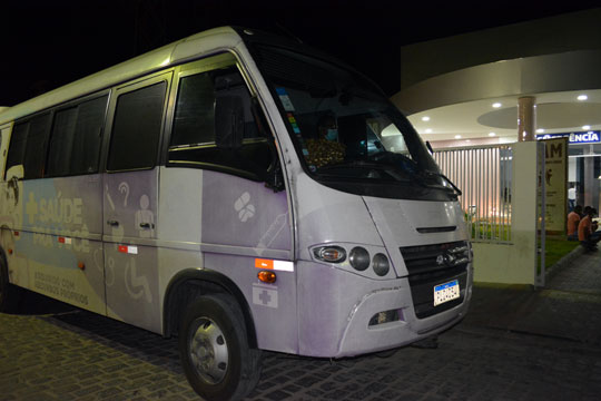 Micro-ônibus citado em denúncia como sendo do transporte escolar realiza deslocamento de pacientes para Salvador | Foto: Divulgação