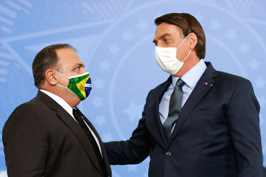 Bolsonaro acompanhado do ministro da Saúde, Eduardo Pazuello | Foto: Carolina Antunes/PR