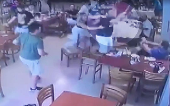 Homem levanta de mesa com faca e tenta atacar cliente dentro de restaurante em Feira de Santana | Foto: Reprodução/TV Bahia