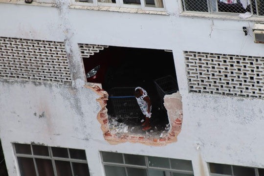 Carro atravessou parede do prédio e caiu de altura de cerca de cinco metros | Foto: André Alves/Arquivo pessoal