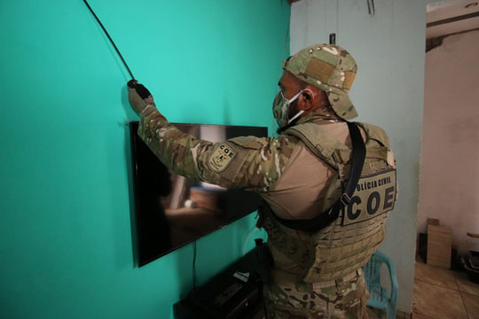 Na Bahia, policiais apreenderam aparelhos usados na transmissão ilegal de canais de TV | Foto: Divulgação/SSP