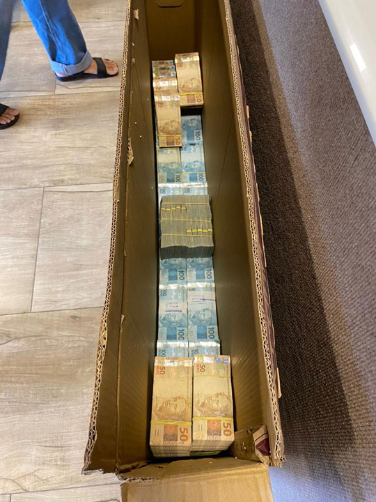 Dinheiro estava escondido dentro de caixa de TV | Foto: Divulgação/PF