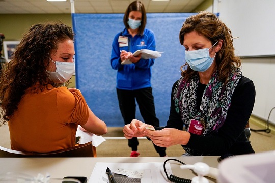Profissionais de saúde participam de simulação da aplicação da vacina da Pfizer contra a Covid-19, na Indiana University Health, em Indianápolis, no dia 11 de dezembro | Foto: Bryan Woolston/Reuters