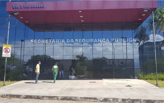 Agentes da PF estiveram na sede da SSP-BA nesta segunda (14) e informações iniciais apontam que secretário é alvo da operação | Foto: Mauro Anchieta/TV Bahia