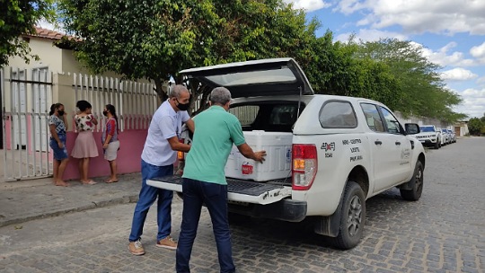 Equipe da Sesab entrega vacina contra Covid-19 em Santaluz | Foto: Reprodução