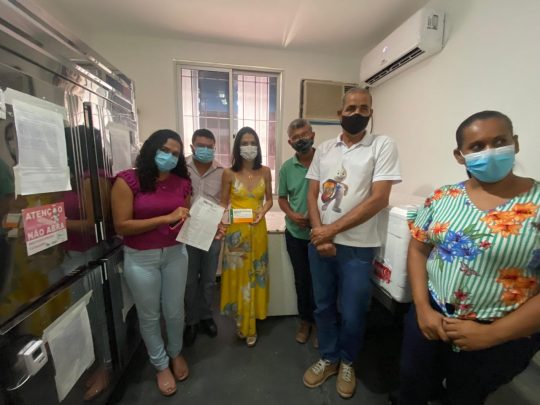 Secretária de Saúde de Conceição do Coité recebe primairas doses da vacina | Foto: Divulgação/Prefeitura 
