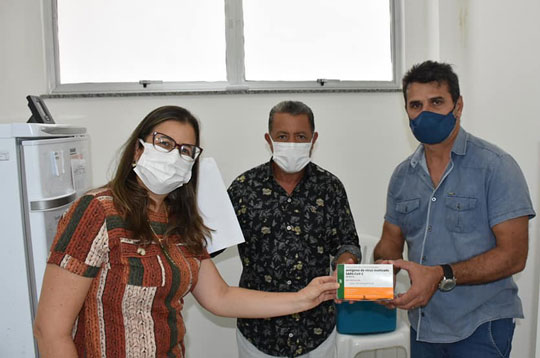 Prefeito de Retirolândia, Vonte, acompanha entrega dos imunizantes | Foto: Divulgação/Prefeitura 