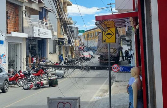 Moradores de Cansanção enfrentam falta de energia após caminhão derrubar postes