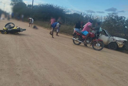 ARACI - Homem e mulher ficam feridos em acidente entre moto e carro na zona rural 