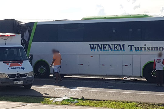  Ônibus de empresa de turismo de Queimadas se envolve em acidente na BR-116; motorista morre e 16 pessoas ficam feridas