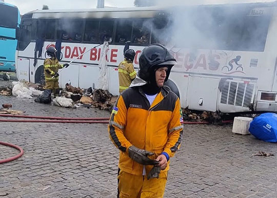 COITÉ - Ônibus é atingido por incêndio ao lado de posto de combustíveis 