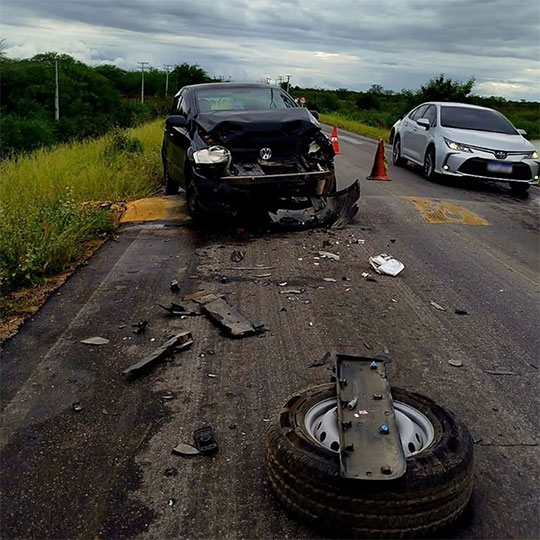 Carro e van conduzidos por moradores de Cansanção e Serrinha se envolvem em acidente na BA-120, em Santaluz