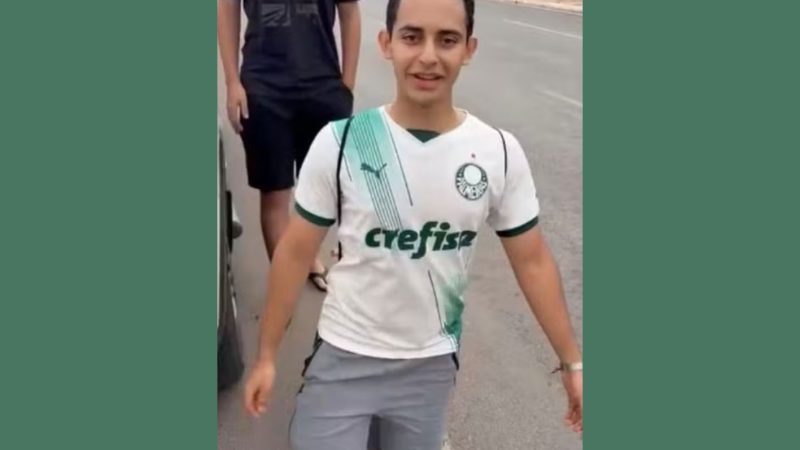 Estudante cumpre promessa e percorre 4 km ajoelhado até a escola na Bahia após Palmeiras se classificar para final da Libertadores