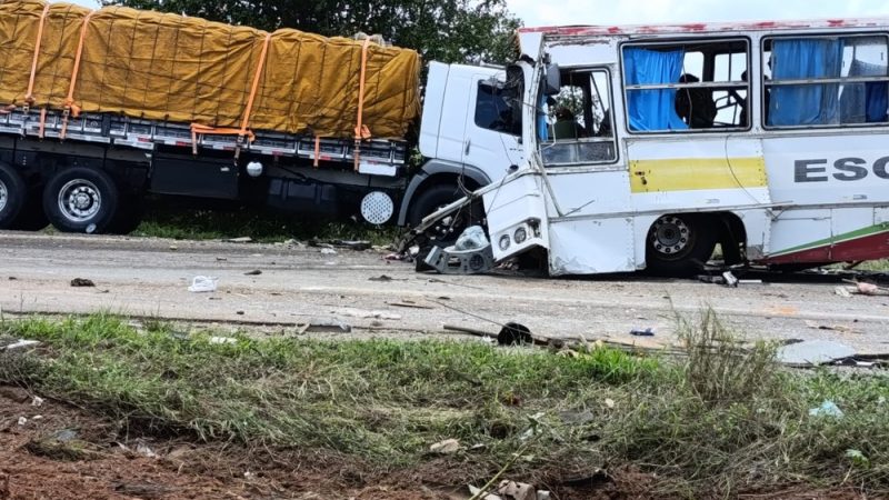 Batida entre carreta e ônibus deixa quatro mortos em Tucano; mulher grávida está entre as vítimas
