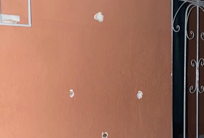 Homem é preso após atirar contra casa da ex-namorada em Santaluz; parede ficou com cinco marcas de tiros