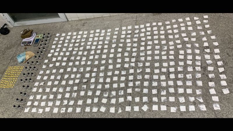 PM apreende cocaína, maconha, ecstasy e mais de R$ 1,3 mil em Queimadas