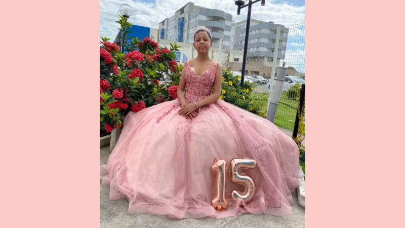 Paciente oncológica ganha festa surpresa de 15 anos organizada por hospital na Bahia