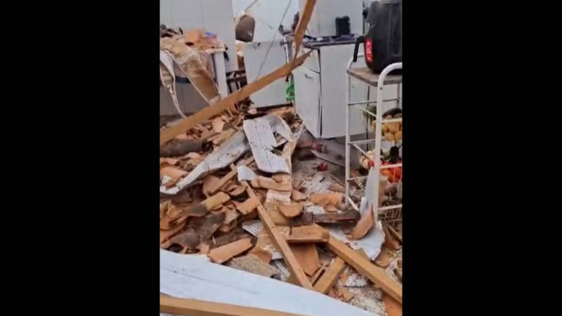 Homem fica gravemente ferido e casa é destruída após explosão causada por vazamento de gás na Bahia