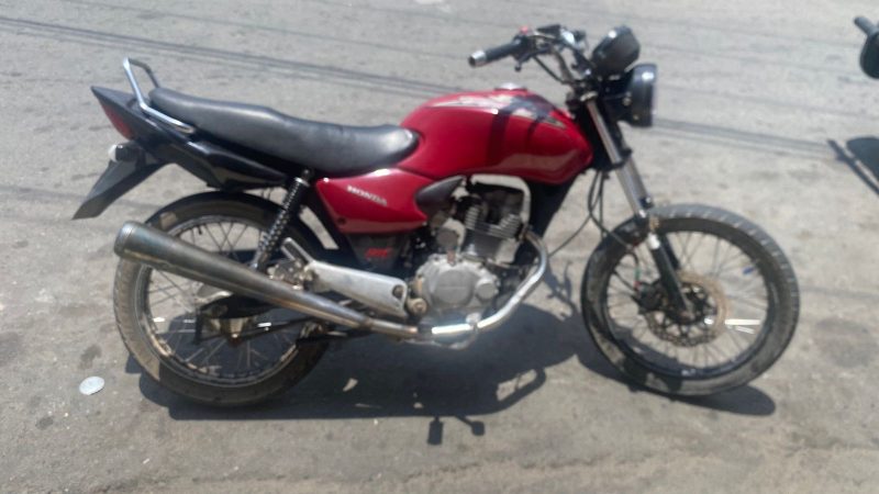 Jovem é flagrado fazendo grau, detido pela PM e tem moto apreendida em Santaluz