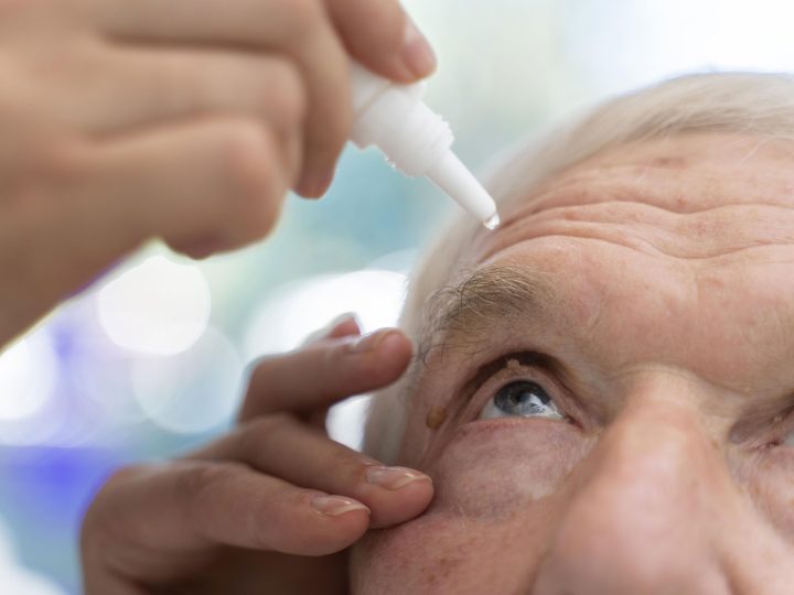 Colírio aprovado nos EUA promete melhorar visão de perto e reduzir uso de óculos