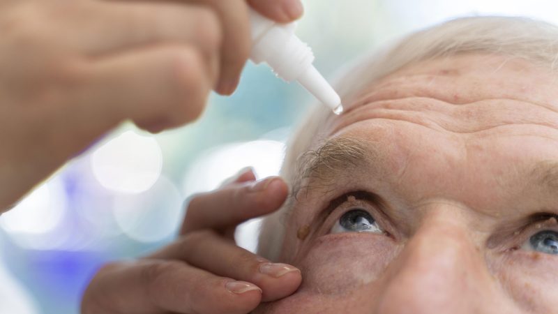 Colírio aprovado nos EUA promete melhorar visão de perto e reduzir uso de óculos