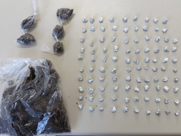 Polícia prende dois suspeitos e apreende 98 pedras de crack em Serrinha